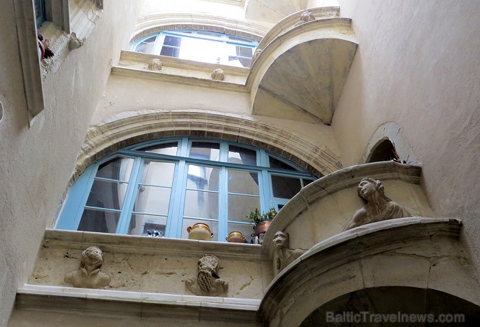 Villefranche de Rouergue ir brīnišķīga Tulūzas pilsēta ar šaurām, bruģētām ieliņām, viduslaiku ēkām un Aveyron upes tiltiem 91871