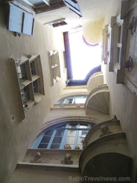 Villefranche de Rouergue ir brīnišķīga Tulūzas pilsēta ar šaurām, bruģētām ieliņām, viduslaiku ēkām un Aveyron upes tiltiem 91872