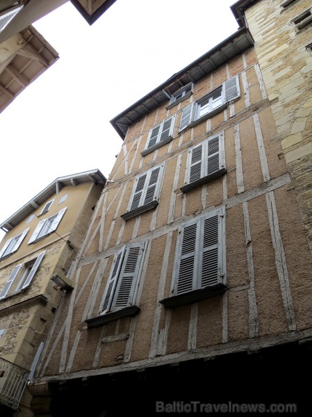 Villefranche de Rouergue ir brīnišķīga Tulūzas pilsēta ar šaurām, bruģētām ieliņām, viduslaiku ēkām un Aveyron upes tiltiem 91874