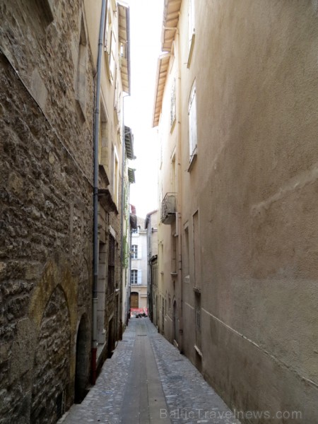 Villefranche de Rouergue ir brīnišķīga Tulūzas pilsēta ar šaurām, bruģētām ieliņām, viduslaiku ēkām un Aveyron upes tiltiem 91875