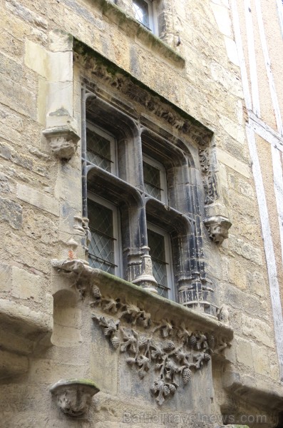 Villefranche de Rouergue ir brīnišķīga Tulūzas pilsēta ar šaurām, bruģētām ieliņām, viduslaiku ēkām un Aveyron upes tiltiem 91877