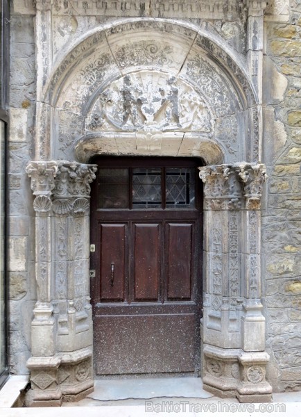 Villefranche de Rouergue ir brīnišķīga Tulūzas pilsēta ar šaurām, bruģētām ieliņām, viduslaiku ēkām un Aveyron upes tiltiem 91879