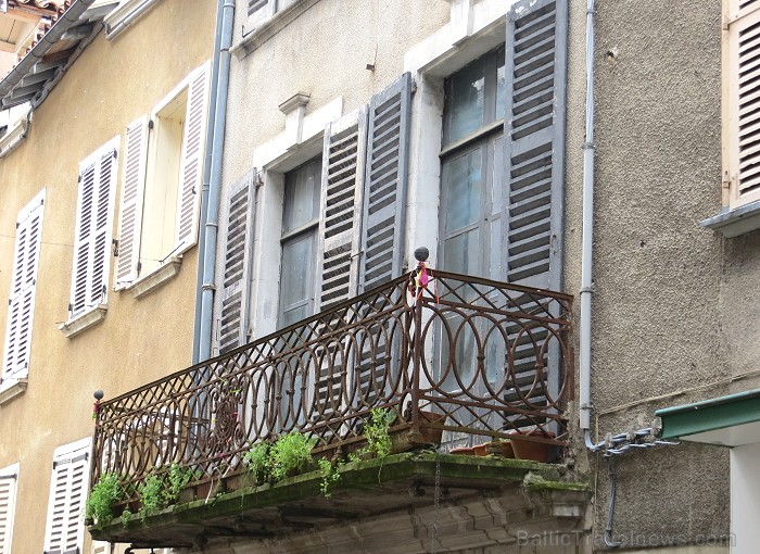 Villefranche de Rouergue ir brīnišķīga Tulūzas pilsēta ar šaurām, bruģētām ieliņām, viduslaiku ēkām un Aveyron upes tiltiem 91880