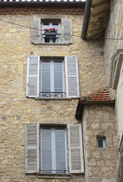 Villefranche de Rouergue ir brīnišķīga Tulūzas pilsēta ar šaurām, bruģētām ieliņām, viduslaiku ēkām un Aveyron upes tiltiem 91881