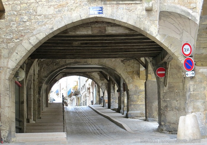 Villefranche de Rouergue ir brīnišķīga Tulūzas pilsēta ar šaurām, bruģētām ieliņām, viduslaiku ēkām un Aveyron upes tiltiem 91882