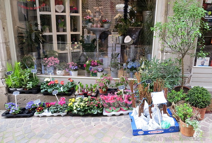 Villefranche de Rouergue ir brīnišķīga Tulūzas pilsēta ar šaurām, bruģētām ieliņām, viduslaiku ēkām un Aveyron upes tiltiem 91883