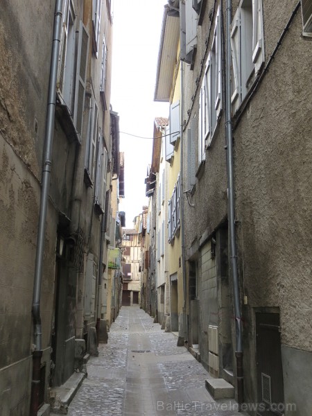 Villefranche de Rouergue ir brīnišķīga Tulūzas pilsēta ar šaurām, bruģētām ieliņām, viduslaiku ēkām un Aveyron upes tiltiem 91885