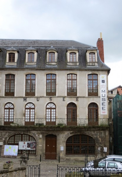 Villefranche de Rouergue ir brīnišķīga Tulūzas pilsēta ar šaurām, bruģētām ieliņām, viduslaiku ēkām un Aveyron upes tiltiem 91886