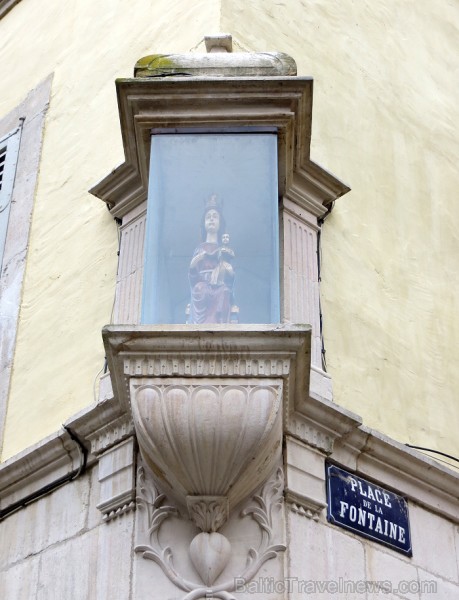 Villefranche de Rouergue ir brīnišķīga Tulūzas pilsēta ar šaurām, bruģētām ieliņām, viduslaiku ēkām un Aveyron upes tiltiem 91887