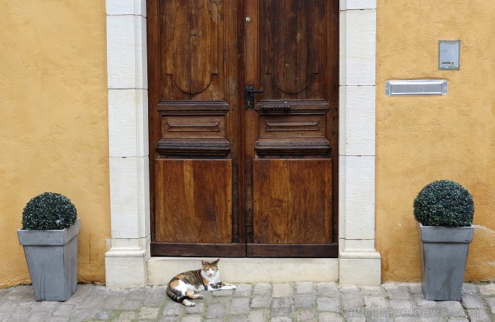 Villefranche de Rouergue ir brīnišķīga Tulūzas pilsēta ar šaurām, bruģētām ieliņām, viduslaiku ēkām un Aveyron upes tiltiem 91889