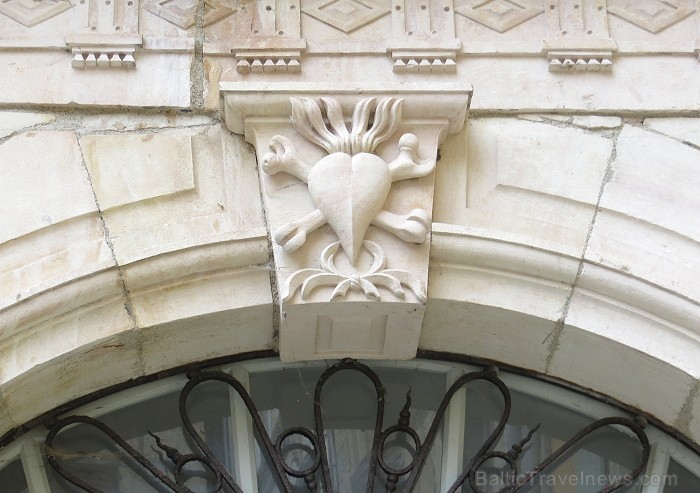 Villefranche de Rouergue ir brīnišķīga Tulūzas pilsēta ar šaurām, bruģētām ieliņām, viduslaiku ēkām un Aveyron upes tiltiem 91891