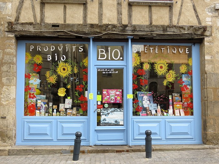 Villefranche de Rouergue ir brīnišķīga Tulūzas pilsēta ar šaurām, bruģētām ieliņām, viduslaiku ēkām un Aveyron upes tiltiem 91892