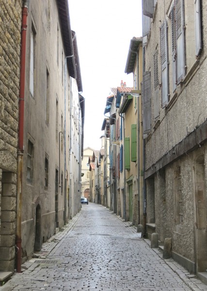 Villefranche de Rouergue ir brīnišķīga Tulūzas pilsēta ar šaurām, bruģētām ieliņām, viduslaiku ēkām un Aveyron upes tiltiem 91893