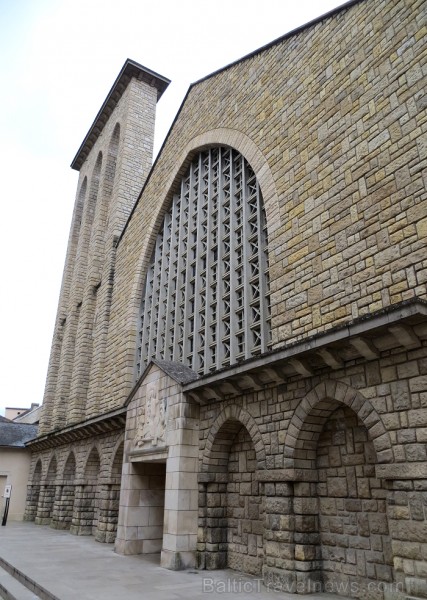 Villefranche de Rouergue ir brīnišķīga Tulūzas pilsēta ar šaurām, bruģētām ieliņām, viduslaiku ēkām un Aveyron upes tiltiem 91894