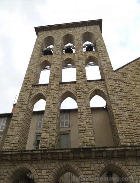 Villefranche de Rouergue ir brīnišķīga Tulūzas pilsēta ar šaurām, bruģētām ieliņām, viduslaiku ēkām un Aveyron upes tiltiem 91895
