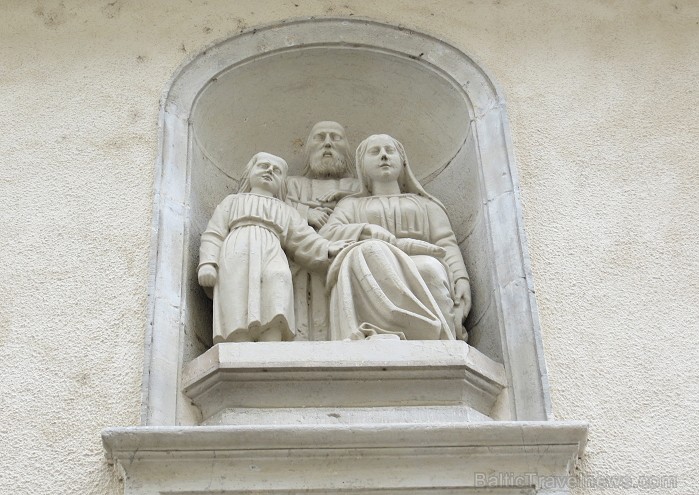 Villefranche de Rouergue ir brīnišķīga Tulūzas pilsēta ar šaurām, bruģētām ieliņām, viduslaiku ēkām un Aveyron upes tiltiem 91898