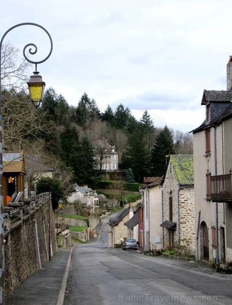 Pirmo reizi ieraugot 13. gadsimta pilsētu Najac, rodas sajūta, ka esi nokļuvis pasakā: mazas brīnišķīgas mājiņas ir izvietojušās gar vienu galveno pil 91946