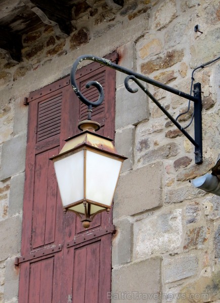 Pirmo reizi ieraugot 13. gadsimta pilsētu Najac, rodas sajūta, ka esi nokļuvis pasakā: mazas brīnišķīgas mājiņas ir izvietojušās gar vienu galveno pil 91952