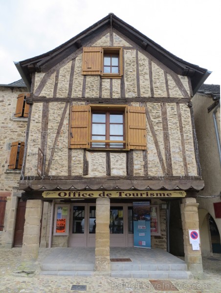 Pirmo reizi ieraugot 13. gadsimta pilsētu Najac, rodas sajūta, ka esi nokļuvis pasakā: mazas brīnišķīgas mājiņas ir izvietojušās gar vienu galveno pil 91953