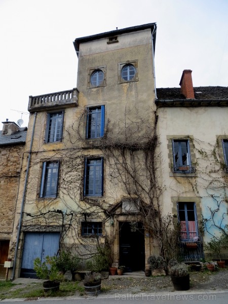 Pirmo reizi ieraugot 13. gadsimta pilsētu Najac, rodas sajūta, ka esi nokļuvis pasakā: mazas brīnišķīgas mājiņas ir izvietojušās gar vienu galveno pil 91959