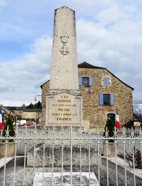 Pirmo reizi ieraugot 13. gadsimta pilsētu Najac, rodas sajūta, ka esi nokļuvis pasakā: mazas brīnišķīgas mājiņas ir izvietojušās gar vienu galveno pil 91967