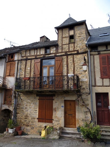 Pirmo reizi ieraugot 13. gadsimta pilsētu Najac, rodas sajūta, ka esi nokļuvis pasakā: mazas brīnišķīgas mājiņas ir izvietojušās gar vienu galveno pil 91970