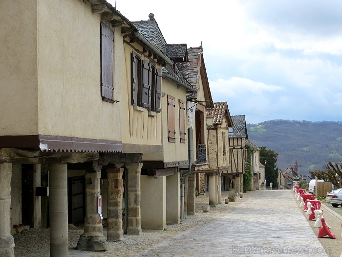 Pirmo reizi ieraugot 13. gadsimta pilsētu Najac, rodas sajūta, ka esi nokļuvis pasakā: mazas brīnišķīgas mājiņas ir izvietojušās gar vienu galveno pil 91975