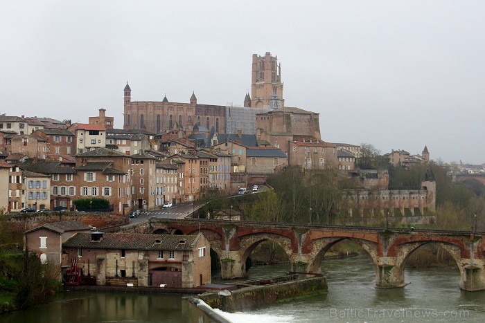 Albi ir senā bīskapa pilsēta, kas atrodas Tulūzā (Francija). Gandrīz visas tās ēkas ir celtas no sarkana ķieģeļa. Slavenākā no tām ir Sainte-Cécile ka 91978