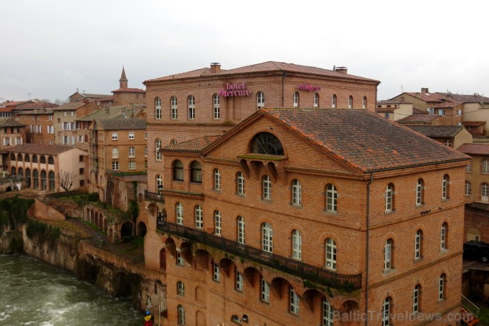 Albi ir senā bīskapa pilsēta, kas atrodas Tulūzā (Francija). Gandrīz visas tās ēkas ir celtas no sarkana ķieģeļa. Slavenākā no tām ir Sainte-Cécile ka 91980