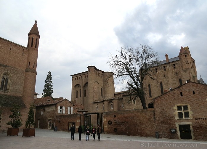 Albi ir senā bīskapa pilsēta, kas atrodas Tulūzā (Francija). Gandrīz visas tās ēkas ir celtas no sarkana ķieģeļa. Slavenākā no tām ir Sainte-Cécile ka 91984