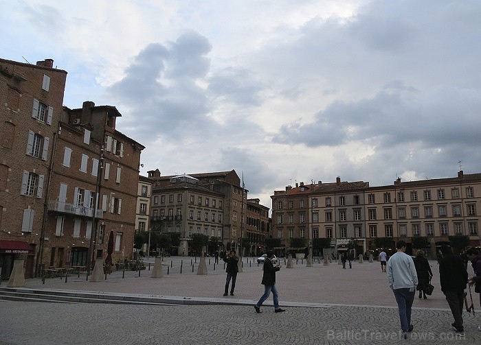 Albi ir senā bīskapa pilsēta, kas atrodas Tulūzā (Francija). Gandrīz visas tās ēkas ir celtas no sarkana ķieģeļa. Slavenākā no tām ir Sainte-Cécile ka 91985