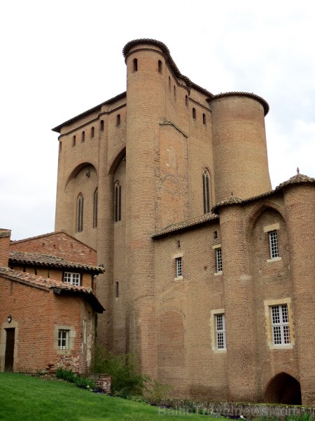 Albi ir senā bīskapa pilsēta, kas atrodas Tulūzā (Francija). Gandrīz visas tās ēkas ir celtas no sarkana ķieģeļa. Slavenākā no tām ir Sainte-Cécile ka 91986