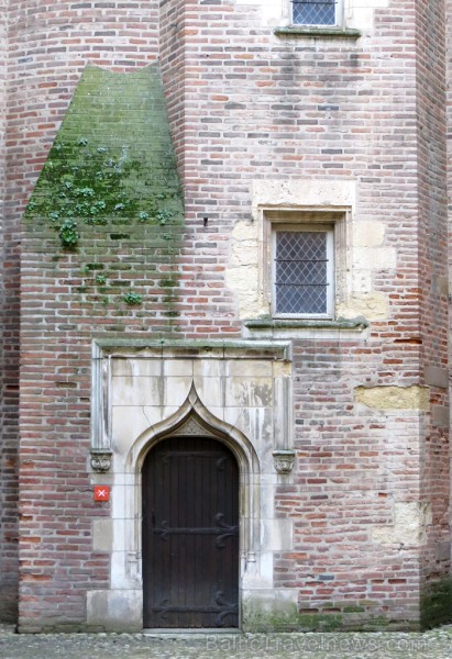 Albi ir senā bīskapa pilsēta, kas atrodas Tulūzā (Francija). Gandrīz visas tās ēkas ir celtas no sarkana ķieģeļa. Slavenākā no tām ir Sainte-Cécile ka 91987