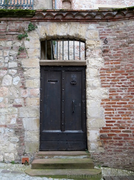 Albi ir senā bīskapa pilsēta, kas atrodas Tulūzā (Francija). Gandrīz visas tās ēkas ir celtas no sarkana ķieģeļa. Slavenākā no tām ir Sainte-Cécile ka 91996