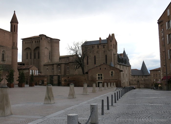 Albi ir senā bīskapa pilsēta, kas atrodas Tulūzā (Francija). Gandrīz visas tās ēkas ir celtas no sarkana ķieģeļa. Slavenākā no tām ir Sainte-Cécile ka 92005