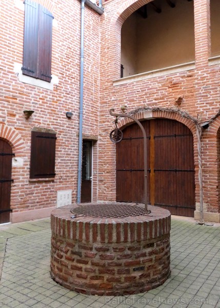 Albi ir senā bīskapa pilsēta, kas atrodas Tulūzā (Francija). Gandrīz visas tās ēkas ir celtas no sarkana ķieģeļa. Slavenākā no tām ir Sainte-Cécile ka 92011