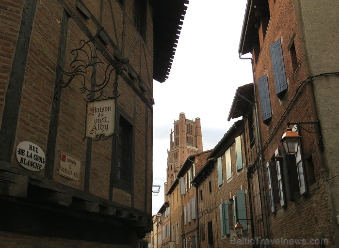 Albi ir senā bīskapa pilsēta, kas atrodas Tulūzā (Francija). Gandrīz visas tās ēkas ir celtas no sarkana ķieģeļa. Slavenākā no tām ir Sainte-Cécile ka 92018