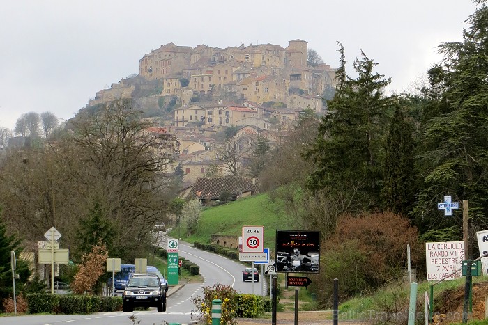 Cordes-sur-Ciel tulkojumā nozīme Diegi debesīs. 1222.g. šo labi nocietināto pilsētu uzcēla Tulūzas grāfs Raimonds VII. 14.gs. pilsētu apdzīvoja šuvēji 92482