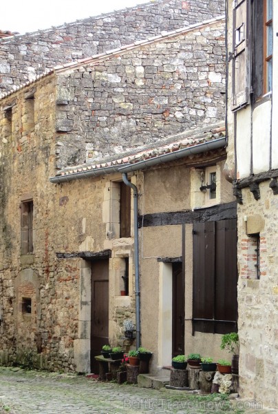 Cordes-sur-Ciel tulkojumā nozīme Diegi debesīs. 1222.g. šo labi nocietināto pilsētu uzcēla Tulūzas grāfs Raimonds VII. 14.gs. pilsētu apdzīvoja šuvēji 92486