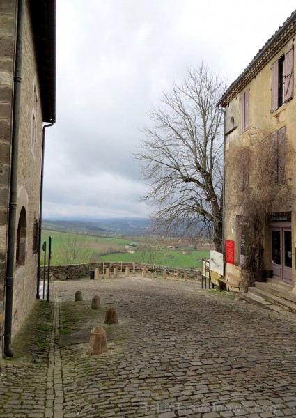 Cordes-sur-Ciel tulkojumā nozīme Diegi debesīs. 1222.g. šo labi nocietināto pilsētu uzcēla Tulūzas grāfs Raimonds VII. 14.gs. pilsētu apdzīvoja šuvēji 92487