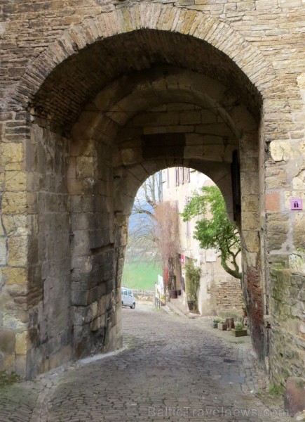 Cordes-sur-Ciel tulkojumā nozīme Diegi debesīs. 1222.g. šo labi nocietināto pilsētu uzcēla Tulūzas grāfs Raimonds VII. 14.gs. pilsētu apdzīvoja šuvēji 92488