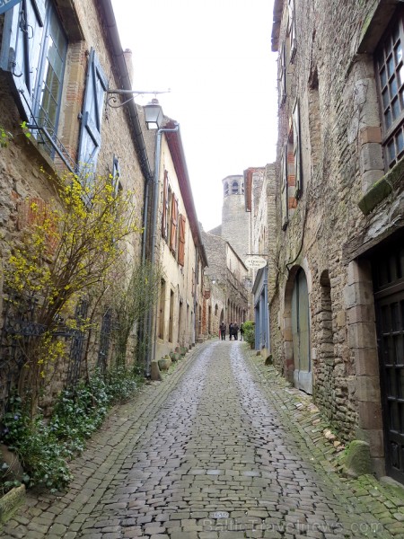 Cordes-sur-Ciel tulkojumā nozīme Diegi debesīs. 1222.g. šo labi nocietināto pilsētu uzcēla Tulūzas grāfs Raimonds VII. 14.gs. pilsētu apdzīvoja šuvēji 92490