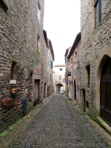 Cordes-sur-Ciel tulkojumā nozīme Diegi debesīs. 1222.g. šo labi nocietināto pilsētu uzcēla Tulūzas grāfs Raimonds VII. 14.gs. pilsētu apdzīvoja šuvēji 92491