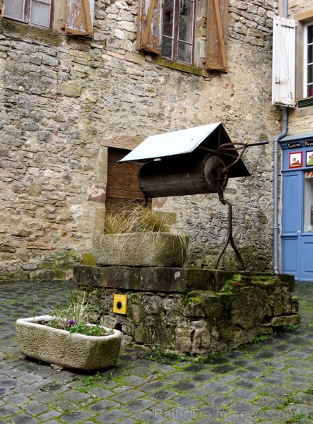 Cordes-sur-Ciel tulkojumā nozīme Diegi debesīs. 1222.g. šo labi nocietināto pilsētu uzcēla Tulūzas grāfs Raimonds VII. 14.gs. pilsētu apdzīvoja šuvēji 92492