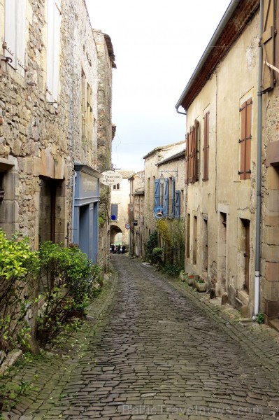 Cordes-sur-Ciel tulkojumā nozīme Diegi debesīs. 1222.g. šo labi nocietināto pilsētu uzcēla Tulūzas grāfs Raimonds VII. 14.gs. pilsētu apdzīvoja šuvēji 92493