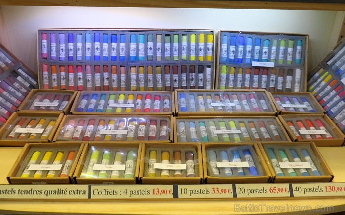 Cordes-sur-Ciel tulkojumā nozīme Diegi debesīs. 1222.g. šo labi nocietināto pilsētu uzcēla Tulūzas grāfs Raimonds VII. 14.gs. pilsētu apdzīvoja šuvēji 92498