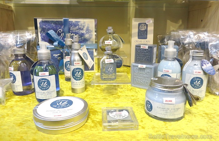 Cordes-sur-Ciel tulkojumā nozīme Diegi debesīs. 1222.g. šo labi nocietināto pilsētu uzcēla Tulūzas grāfs Raimonds VII. 14.gs. pilsētu apdzīvoja šuvēji 92499