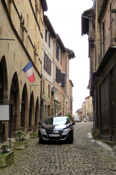 Cordes-sur-Ciel tulkojumā nozīme Diegi debesīs. 1222.g. šo labi nocietināto pilsētu uzcēla Tulūzas grāfs Raimonds VII. 14.gs. pilsētu apdzīvoja šuvēji 92501