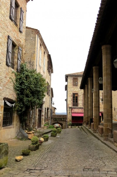 Cordes-sur-Ciel tulkojumā nozīme Diegi debesīs. 1222.g. šo labi nocietināto pilsētu uzcēla Tulūzas grāfs Raimonds VII. 14.gs. pilsētu apdzīvoja šuvēji 92502