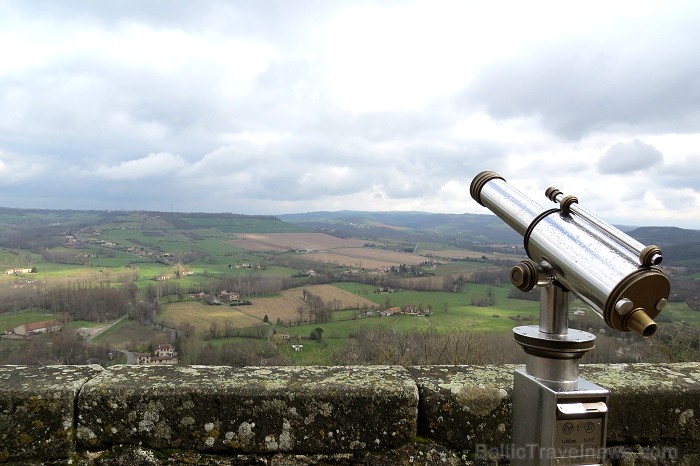 Cordes-sur-Ciel tulkojumā nozīme Diegi debesīs. 1222.g. šo labi nocietināto pilsētu uzcēla Tulūzas grāfs Raimonds VII. 14.gs. pilsētu apdzīvoja šuvēji 92503